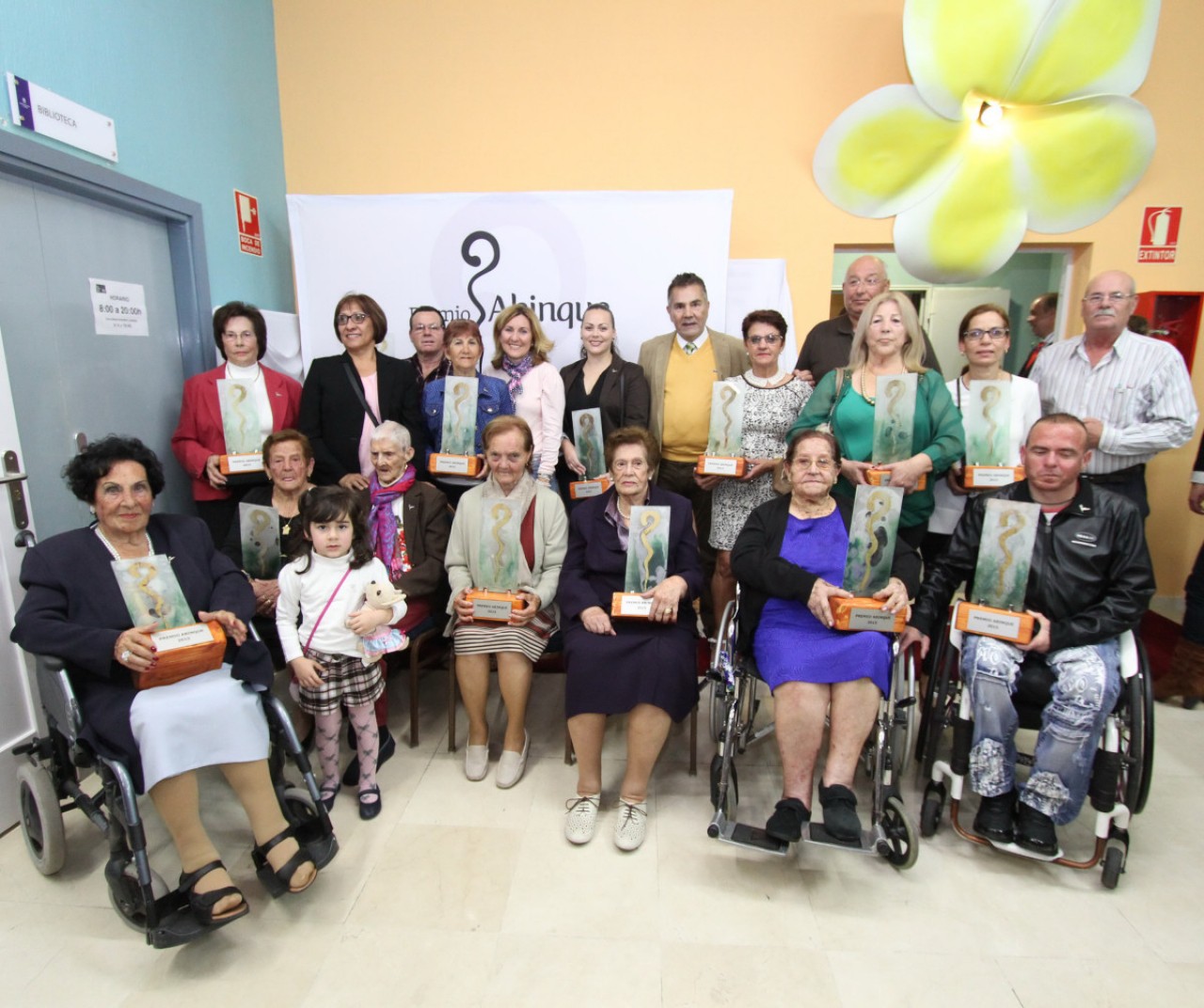 El alcalde con las personas premiadas