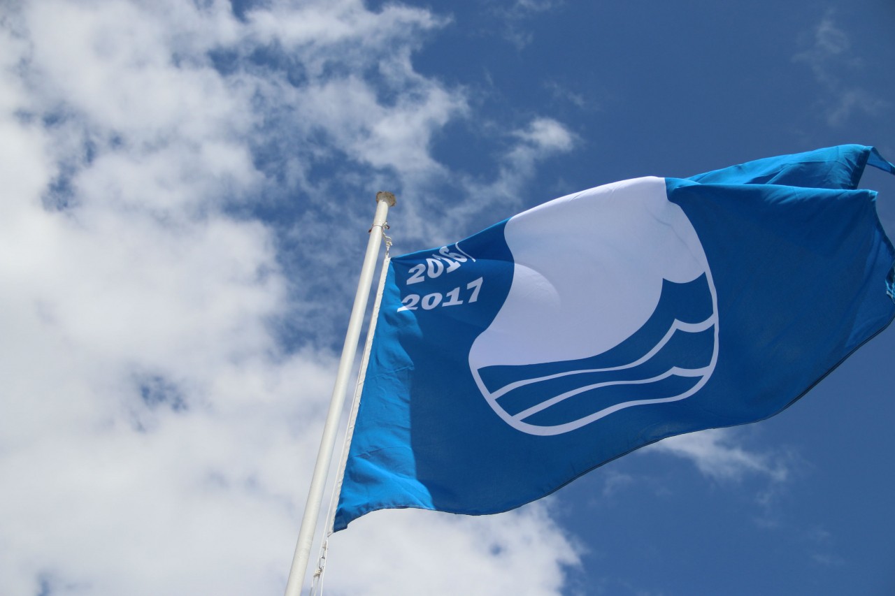 En cinco playas de Costa Adeje ya ondea la bandera azul