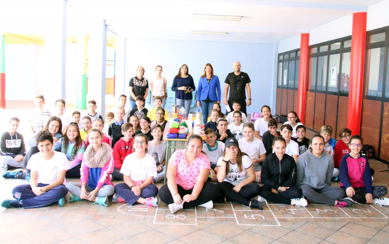 El alumnado de 6º curso del CEIP Las Torres hace una donación al Banco de Alimentos Municipal