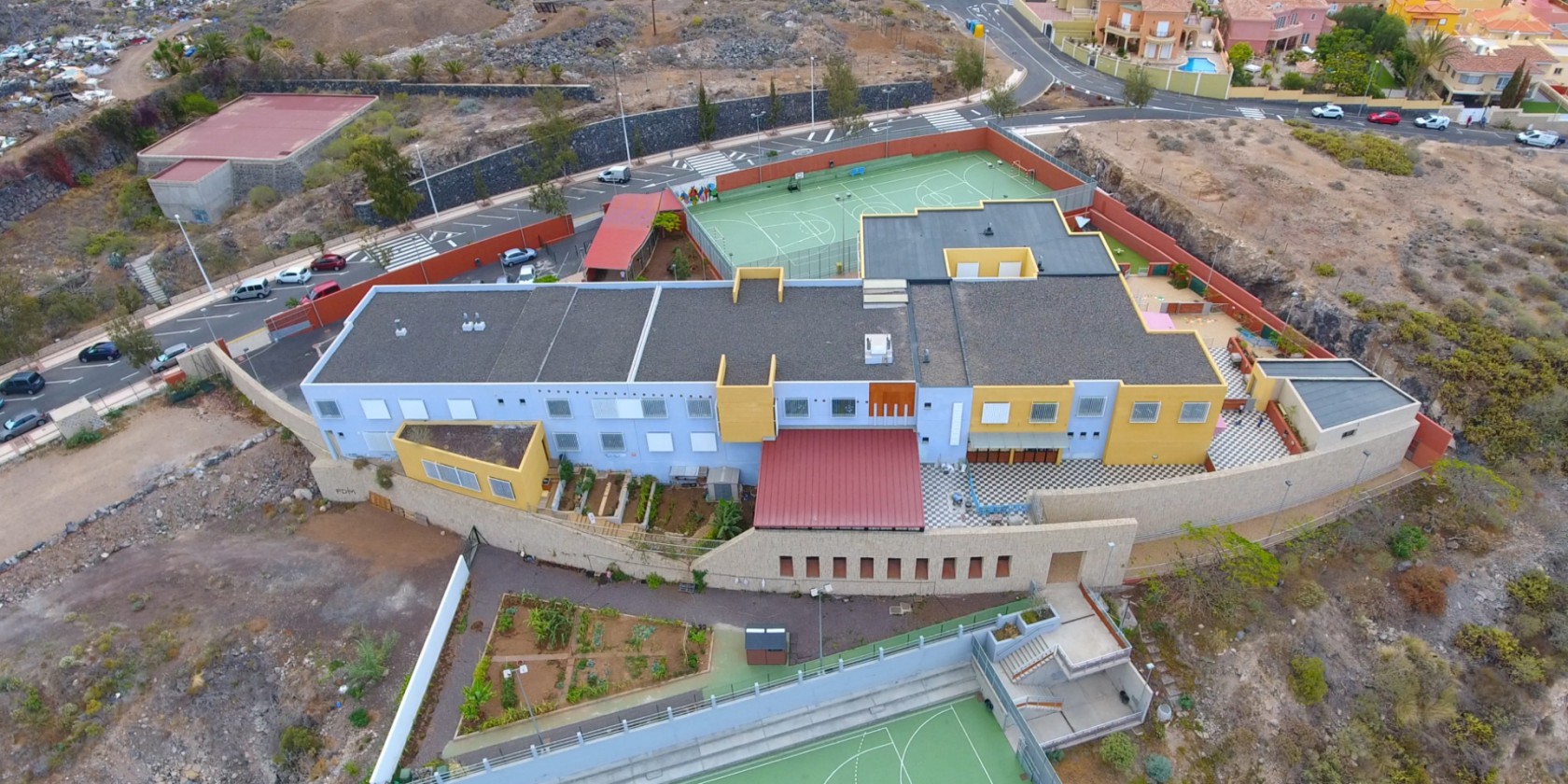 El Ayuntamiento reorganiza la circulación a la entrada del colegio de Las Torres