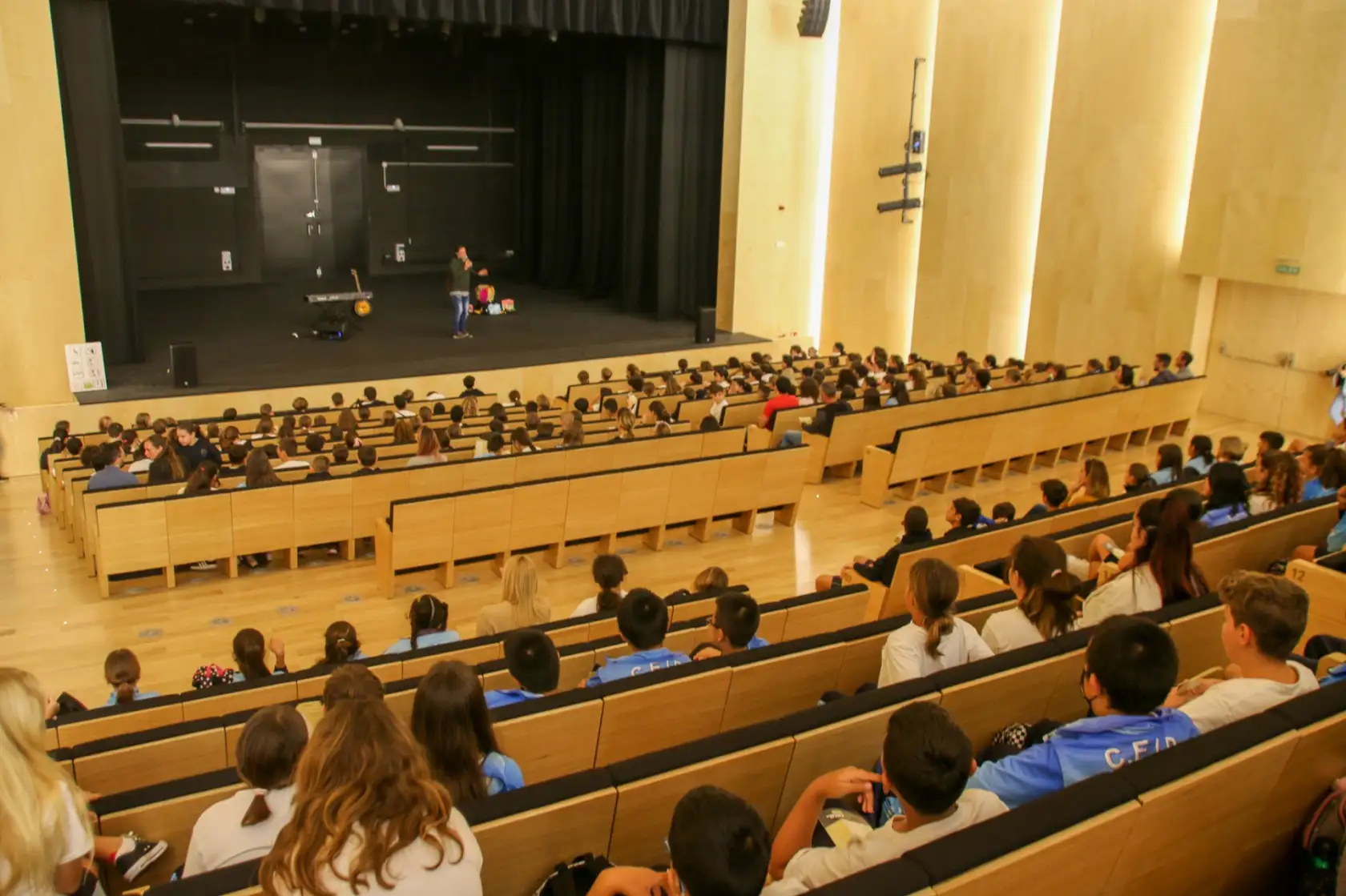 Alumnado de los centros educativos del municipio conocen las instalaciones del Auditorio de Adeje