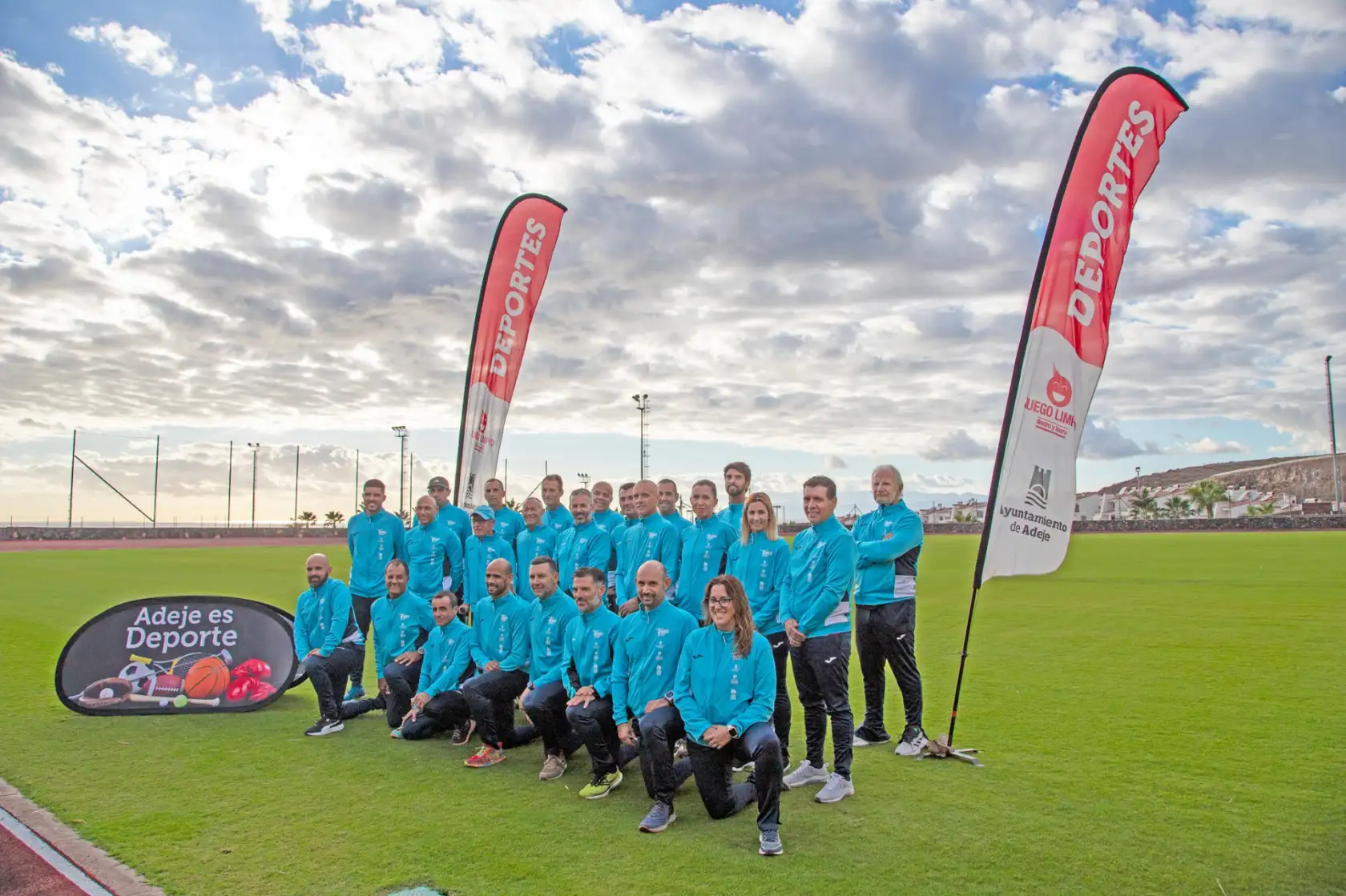 El Club Deportivo Espíritu Triabona Adeje posa para la foto oficial de la temporada