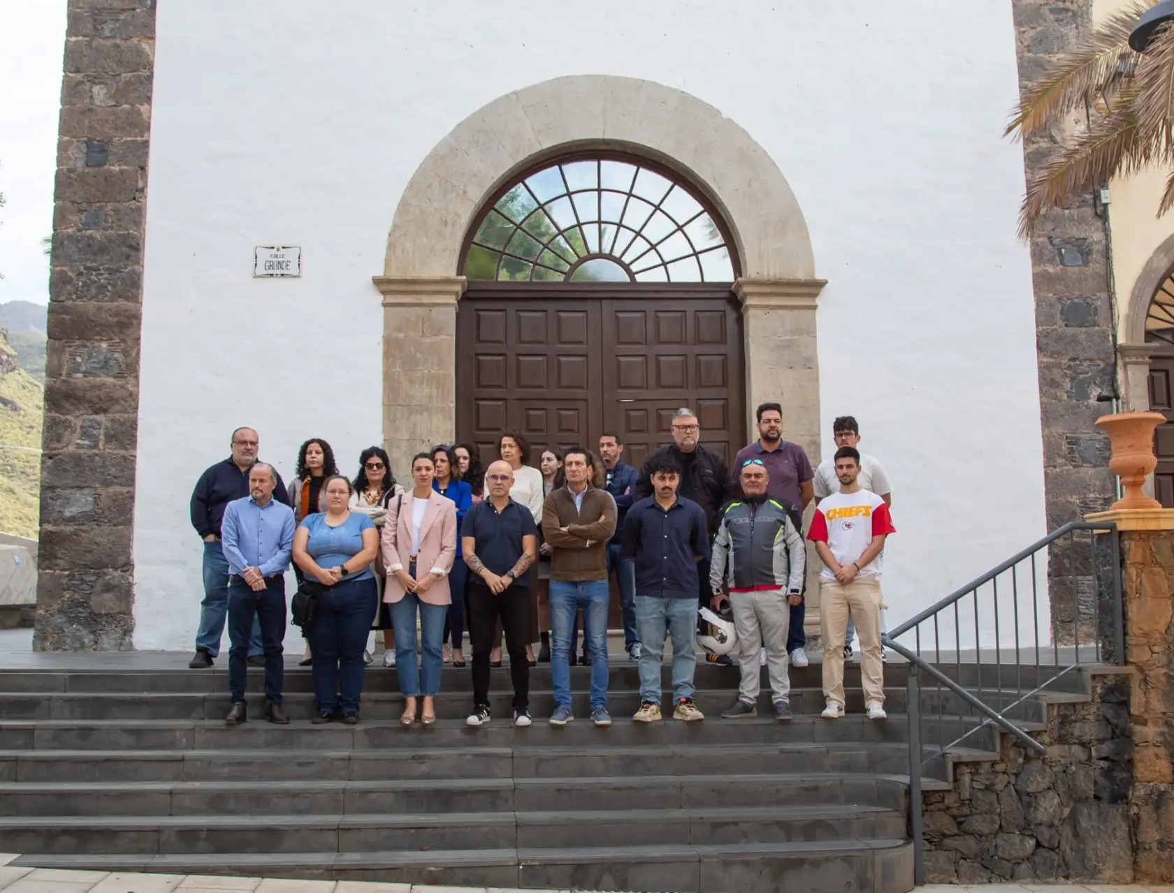 Adeje guarda un minuto de silencio por las víctimas del incendio en Valencia