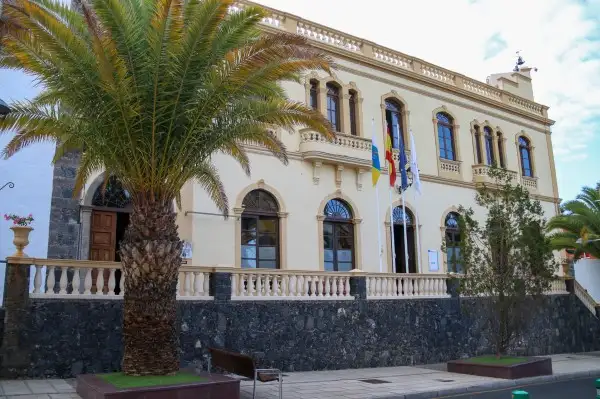 Adeje abre la convocatoria de ayudas para la adquisición de material tecnológico del alumnado de estudios postobligatorios